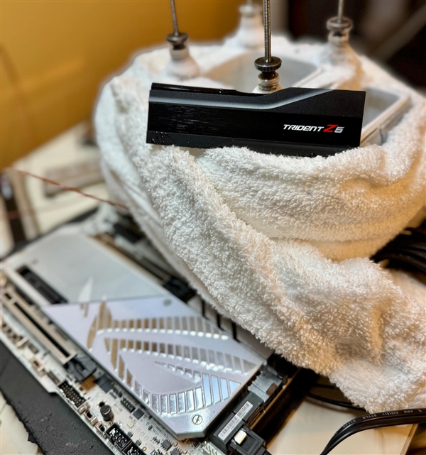 芝奇与华硕突破DDR5-12772内存频率超频世界纪录-第2张图片-芙蓉之城