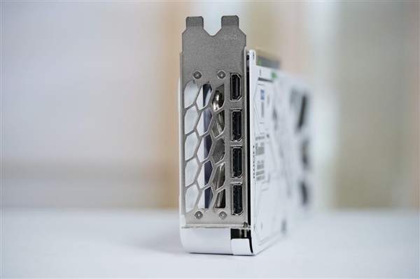 纯白高颜值！影驰RTX 5060 Ti金属大师白金版16GB MAX OC图赏-第10张图片-芙蓉之城