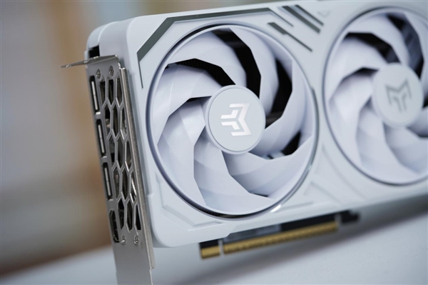 纯白高颜值！影驰RTX 5060 Ti金属大师白金版16GB MAX OC图赏-第5张图片-芙蓉之城
