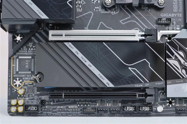 锐龙9000甜品座驾！技嘉B850M AORUS PRO WIFI7主板图赏-第10张图片-芙蓉之城