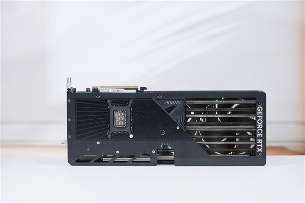 超级雕来了！技嘉AORUS RTX 5070 Ti MASTER 16GB显卡图赏-第5张图片-芙蓉之城