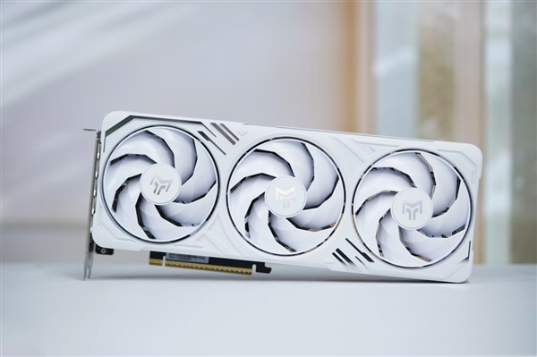 纯白高颜值！影驰RTX 5060 Ti金属大师白金版16GB MAX OC图赏-第1张图片-芙蓉之城