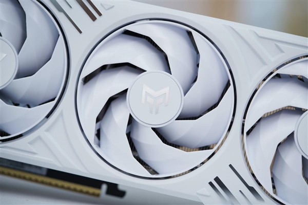 纯白高颜值！影驰RTX 5060 Ti金属大师白金版16GB MAX OC图赏-第4张图片-芙蓉之城