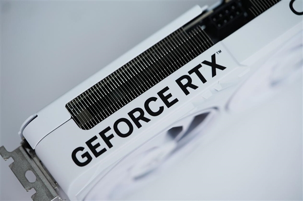 纯白高颜值！影驰RTX 5060 Ti金属大师白金版16GB MAX OC图赏-第13张图片-芙蓉之城