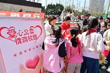 同台“摆摊”、零钱清点 来自兴业银行上海分行的善意“精准抵达”-第1张图片-芙蓉之城