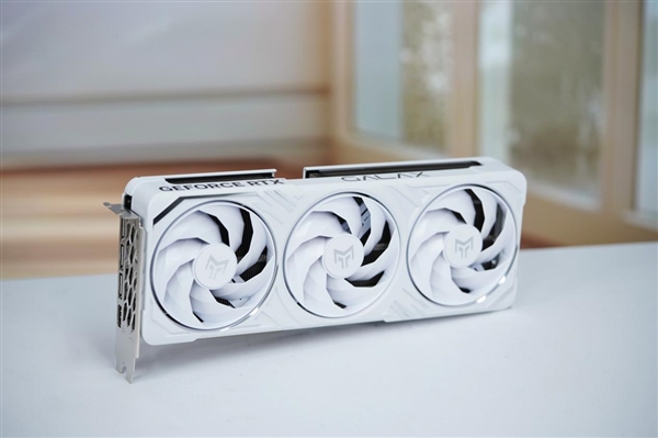 纯白高颜值！影驰RTX 5060 Ti金属大师白金版16GB MAX OC图赏-第2张图片-芙蓉之城