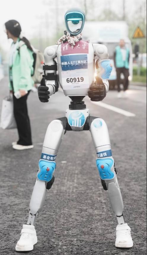 全球首场“人机共跑” 机器人ETF易方达(159530)携手人形机器人“出战”半马-第1张图片-芙蓉之城