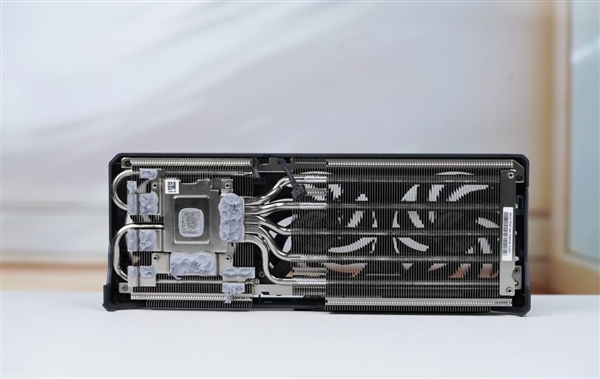 巧妙滑块设计！技嘉RTX 5060 Ti GAMING OC 16GB魔鹰图赏-第18张图片-芙蓉之城