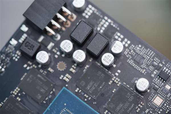 纯白高颜值！影驰RTX 5060 Ti金属大师白金版16GB MAX OC图赏-第21张图片-芙蓉之城