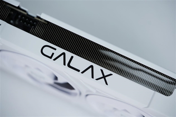纯白高颜值！影驰RTX 5060 Ti金属大师白金版16GB MAX OC图赏-第14张图片-芙蓉之城