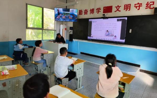 “黑板里的春天”：建行帮扶助力岚皋义务教育优质均衡发展-第1张图片-芙蓉之城