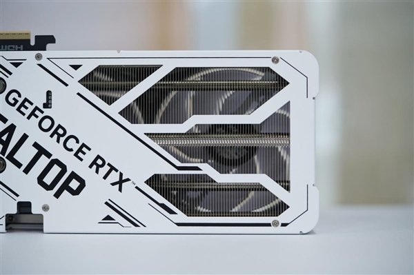 纯白高颜值！影驰RTX 5060 Ti金属大师白金版16GB MAX OC图赏-第8张图片-芙蓉之城