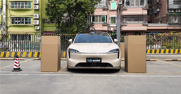 蔚小理华四车超窄车位自动泊车：智界R7冠绝全场对得起那四个字-第4张图片-芙蓉之城