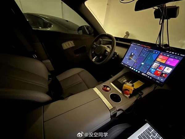 小米YU7迄今最清晰内饰谍照曝光：PHUD环绕屏醒目异常-第2张图片-芙蓉之城