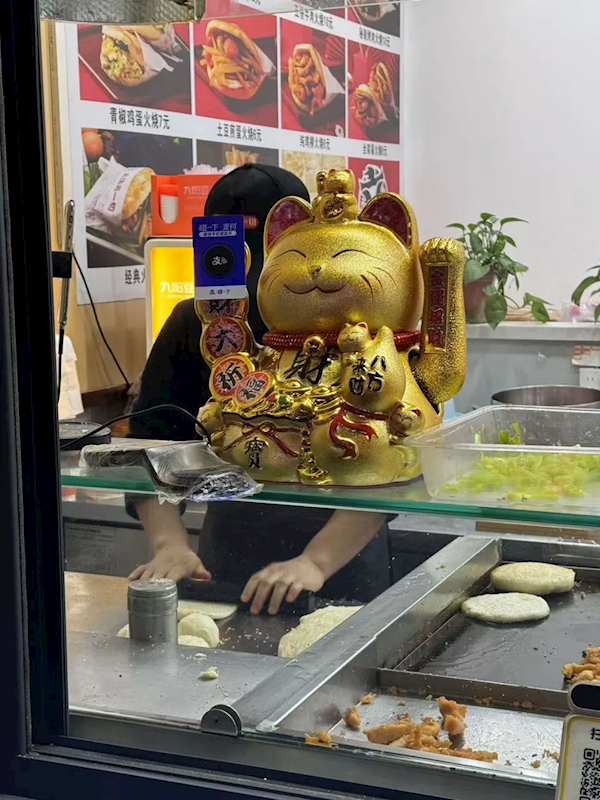 郑州一店把碰一下贴到招财猫上 支付宝：他才是喵机的爹-第1张图片-芙蓉之城