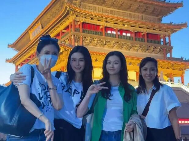 邱淑贞带2个女儿游西安 母女神似姐妹-第1张图片-芙蓉之城
