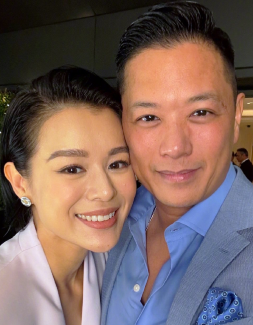 胡杏儿回应老公夜店搂抱美女 强调与老公关系不变-第1张图片-芙蓉之城