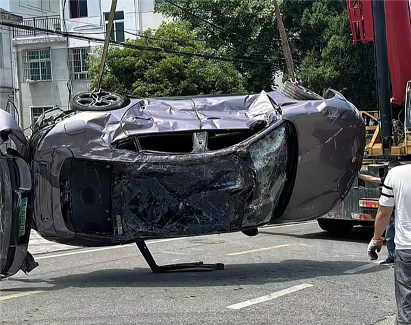 小米SU7被大货车溜车砸到车底致报废：车门能开、语音能用-第4张图片-芙蓉之城