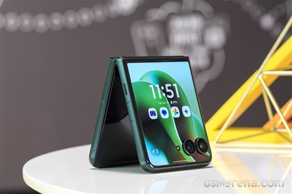 联想moto razr 60系列下周发布：全系标配钛合金转轴！支持80万次自由折叠-第3张图片-芙蓉之城