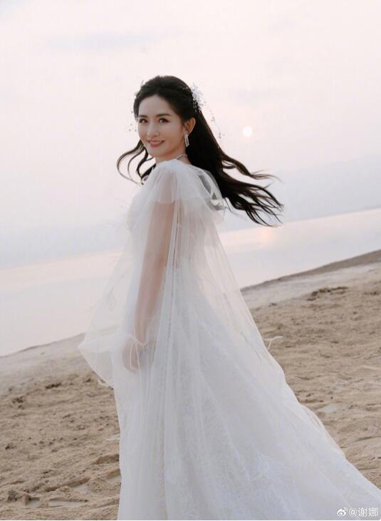 谢娜晒照庆祝44岁生日 感谢妈妈那年生下自己-第1张图片-芙蓉之城