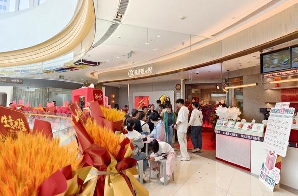 “文旅流量”变“餐饮增量”，“五一”海底捞单店最高翻台率超12轮-第2张图片-芙蓉之城
