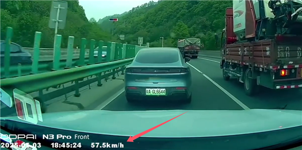 该怎么治！又见高速龟速车挡路：后车狂闪远光灯无济于事-第3张图片-芙蓉之城