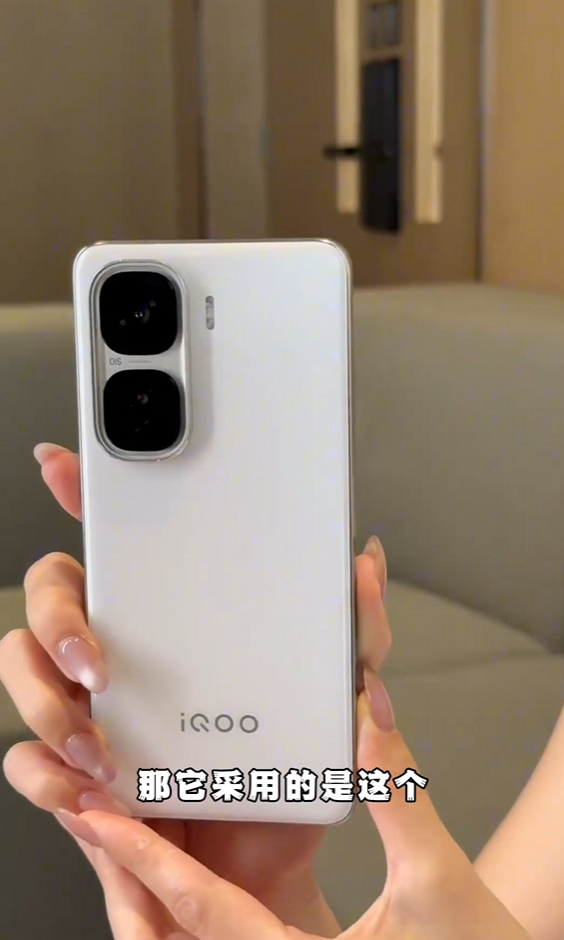 首次与宝马合作！iQOO Neo10 Pro+三色全家福真机开箱全网首曝-第3张图片-芙蓉之城