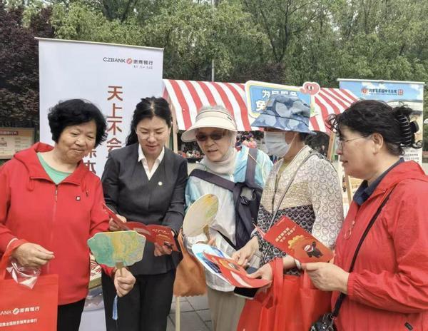非遗漆扇传古韵 金融知识护万家——浙商银行北京分行创新开展投资者保护宣传活动-第2张图片-芙蓉之城