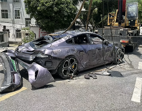 小米SU7被大货车溜车砸到车底致报废：车门能开、语音能用-第5张图片-芙蓉之城