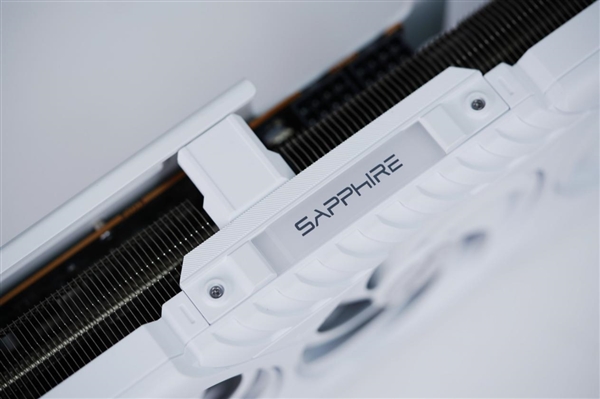 碾压RTX 5060 Ti！蓝宝石RX 9070 GRE GAMING OC 12GB DUAL显卡图赏-第14张图片-芙蓉之城