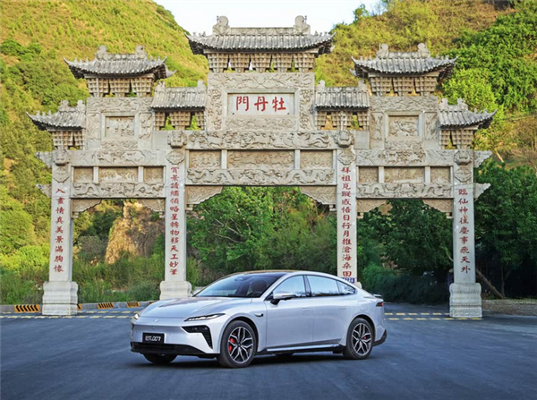 纯电/增程双动力！2025款东风奕派eπ007实车亮相 近期上市-第1张图片-芙蓉之城