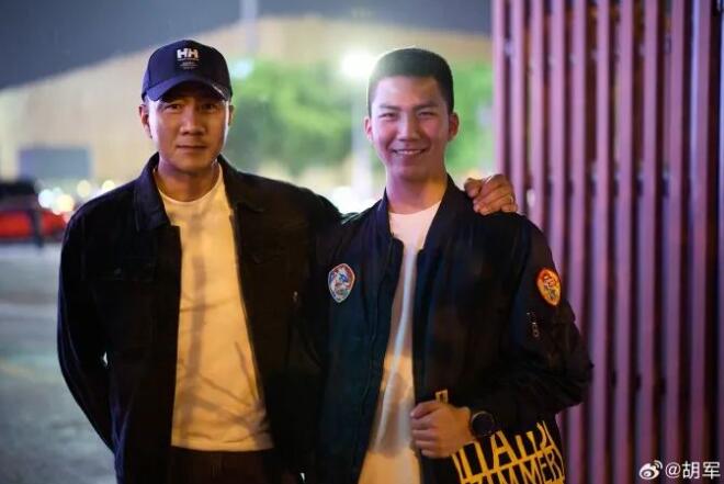 胡军携儿子康康亮相音乐会 康康和胡军一样高了-第1张图片-芙蓉之城