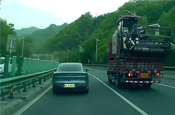 该怎么治！又见高速龟速车挡路：后车狂闪远光灯无济于事-第2张图片-芙蓉之城